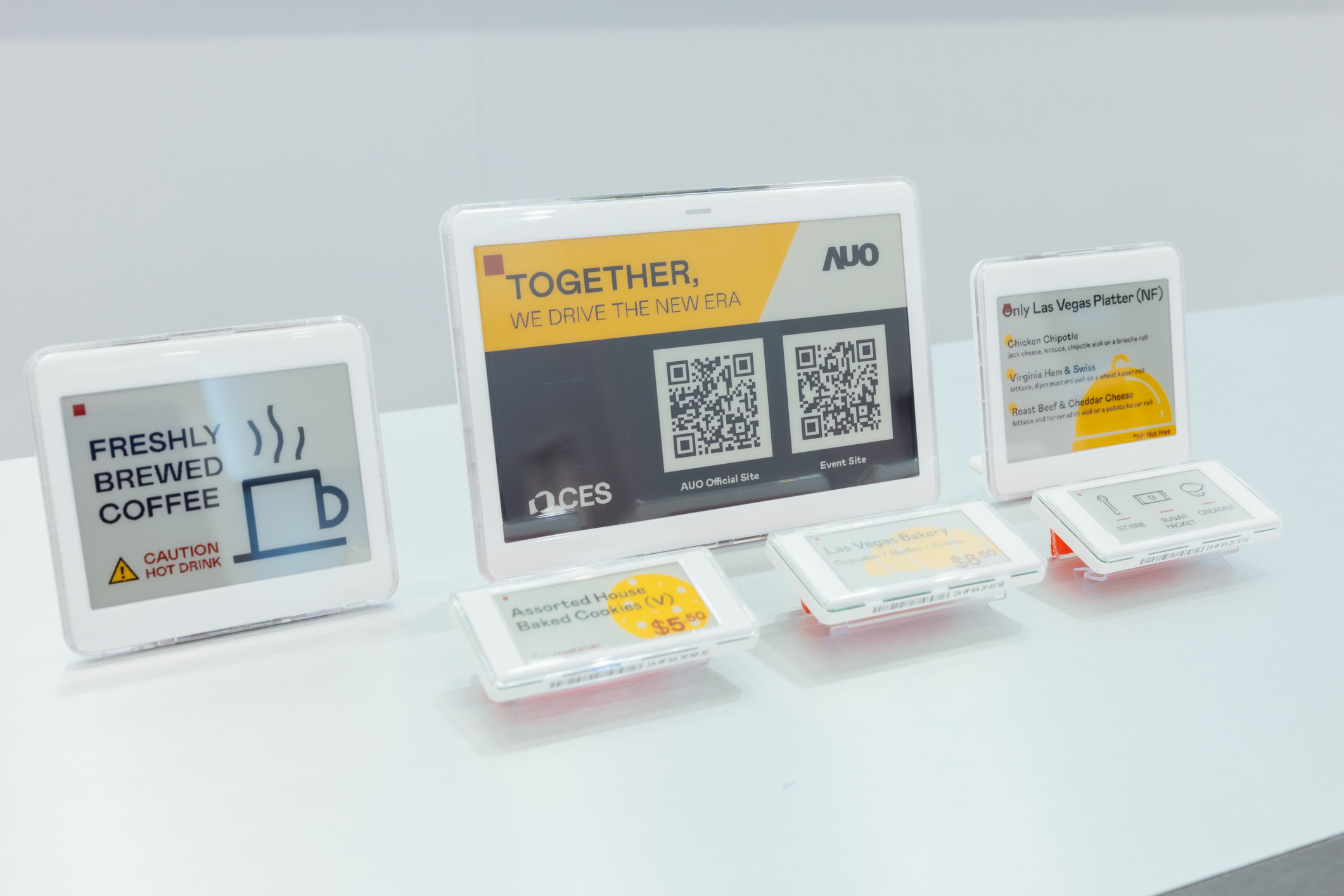 达擎开发的低功耗、全彩的aecoPost电子纸解决方案，仅在更新画面时需要微量的电力驱动，无需布建电线的便捷设计，使其可灵活应用、弹性选择置放处；可搭配aecoTag电子货架卷标解决方案，驱动商店内所有数字广告牌和电子货架卷标，以远程控制实现动态变价，提升门市人员作业效率，并以无纸化落实永续经营目标。