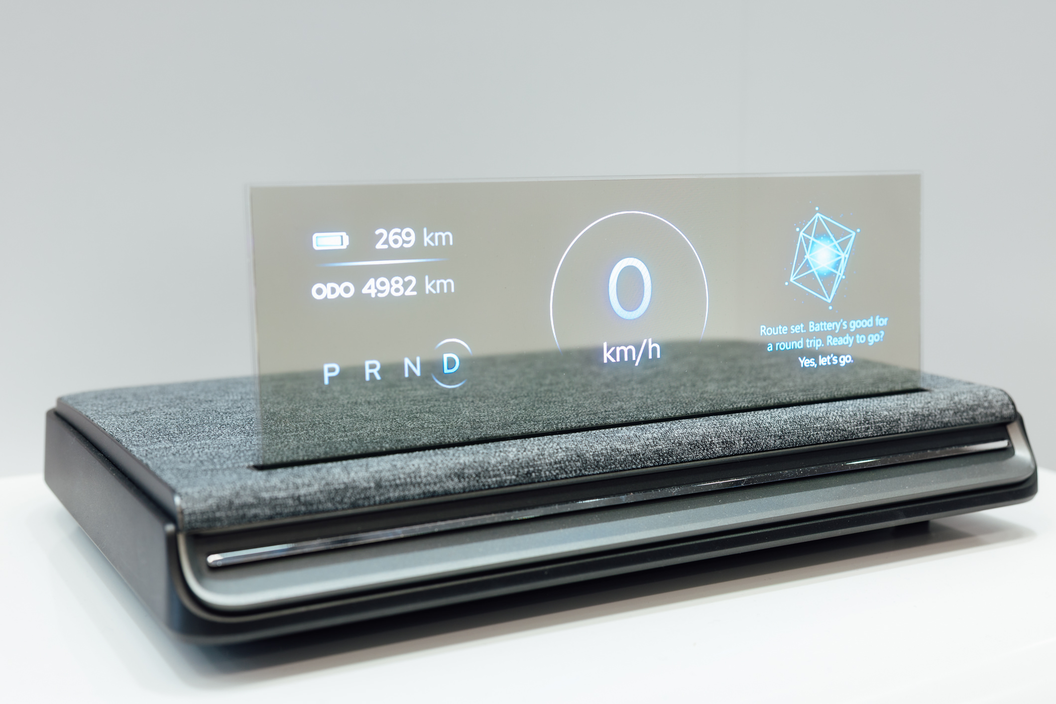 全球首款Aero Module透明Micro LED显示器模块外观轻盈通透，可与数字内容完美融合，提供动态显示、先进控制、个人化沉浸感受。