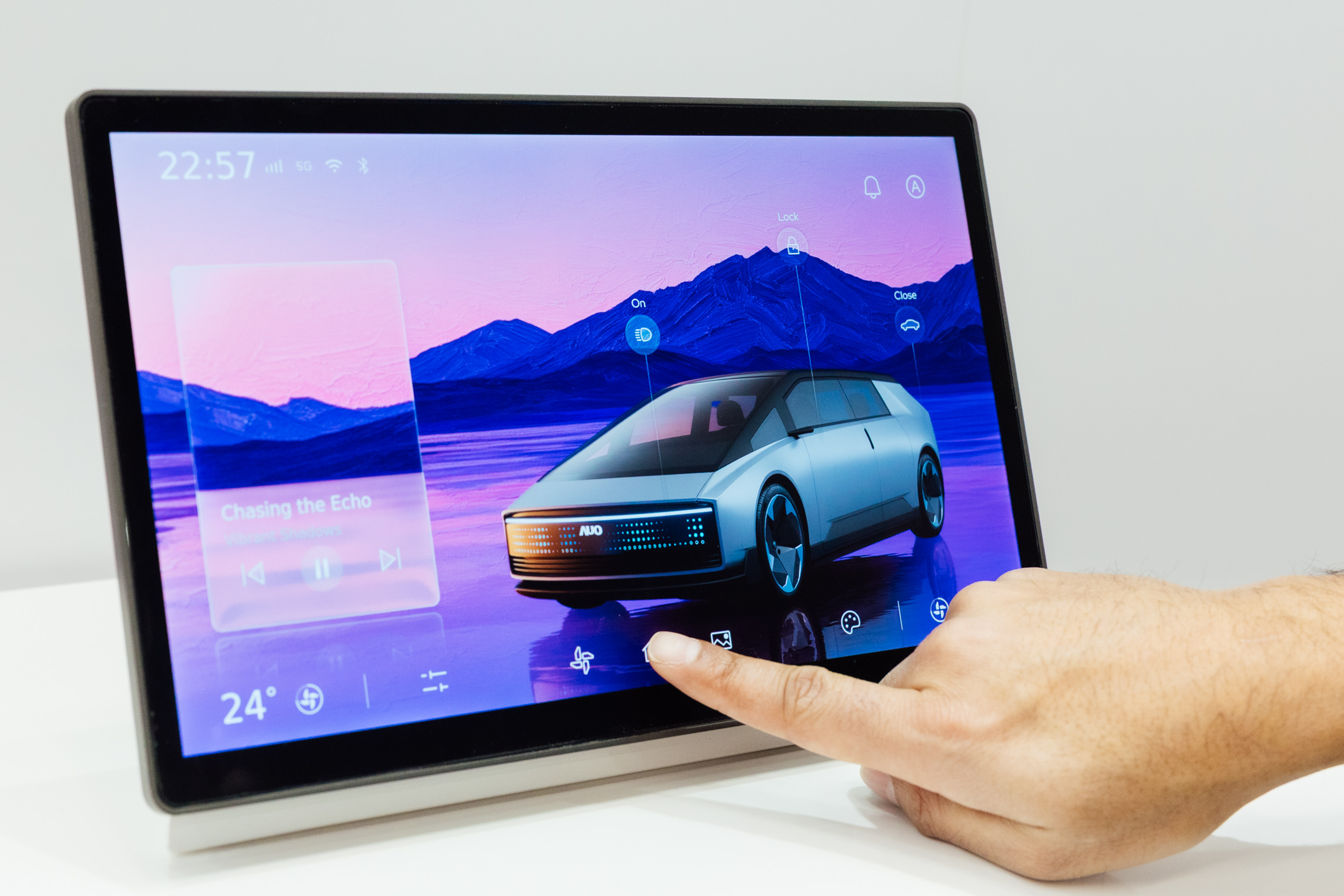 将先进抗反光技术导入于CID中控台呈现全时可视效果，并支持与座舱环境完美融合，带来清晰且不干扰的驾驶与座舱操作体验，兼容座舱质感与行车安全。