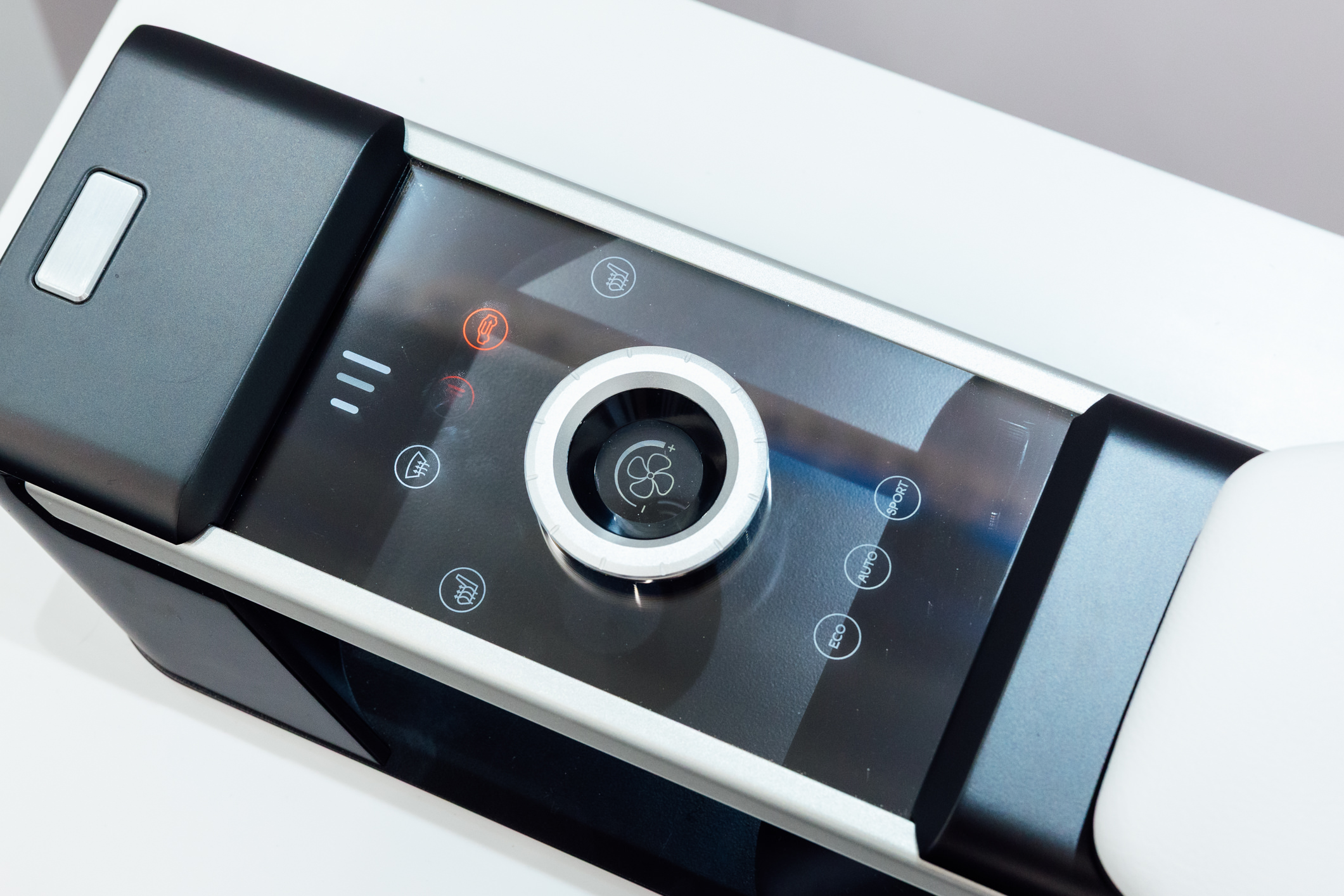 以极简设计打造的CrystalSense Console，为中央扶手区带来创新突破，将功能隐藏于简约的外观中，并采用悬浮式旋钮搭配玻璃面板与主动触觉回馈，仅在操作时才显现功能选单，提供直觉且可自定义的互动体验。